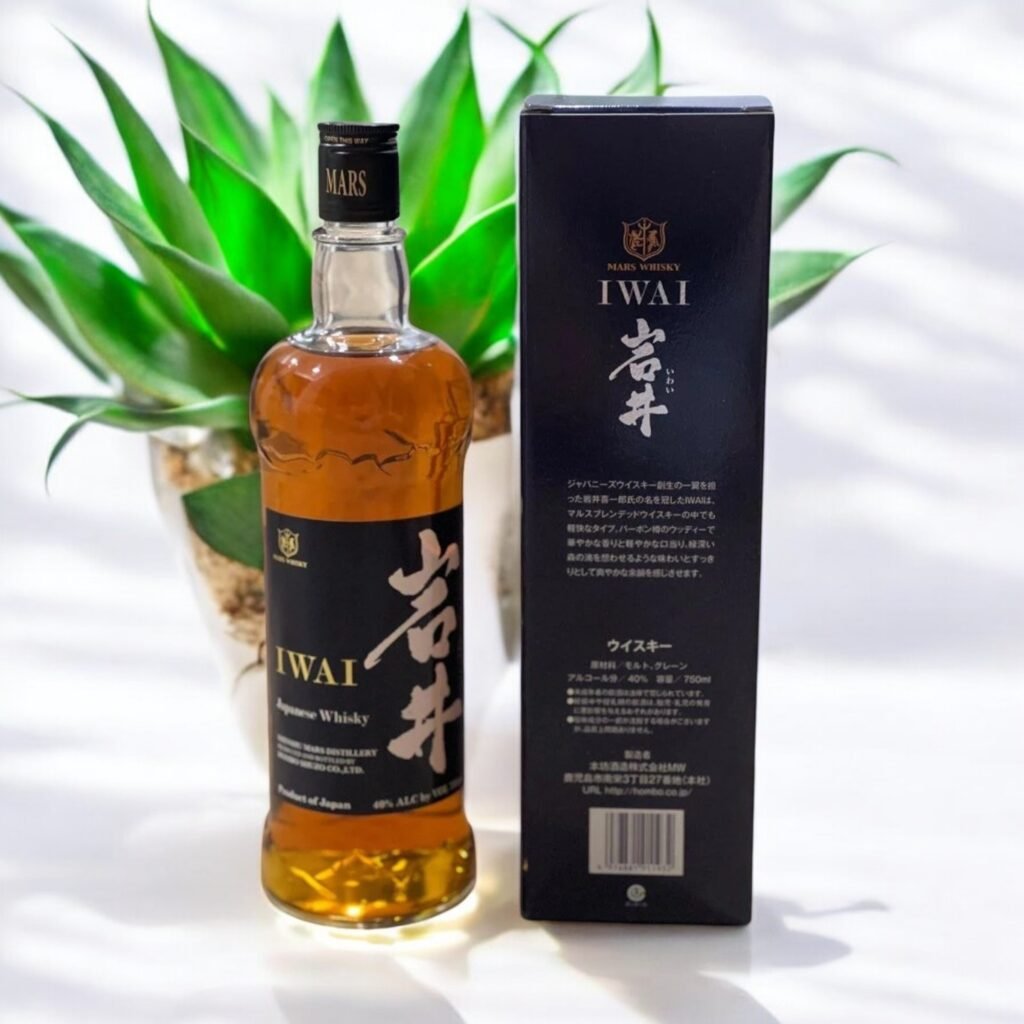 บุหรี่ Mars Brandy ซองสีส้มลายกราฟิกแก้วบรั่นดี พร้อมมวนบุหรี่เม็ดบีบวางบนโต๊ะไม้ฉากหลังป่าสีเขียว