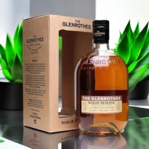 The Glenrothes Robur Reserve เป็นวิสกี้ซิงเกิลมอลต์ที่มีชื่อเสียงจากสไตล์ Speyside ซึ่งผลิตจากประเทศสกอตแลนด์ โดยมีคุณสมบัติที่โดดเด่นที่จะทำให้คุณหลงรักตั้งแต่ครั้งแรกที่ได้ลิ้มลอง