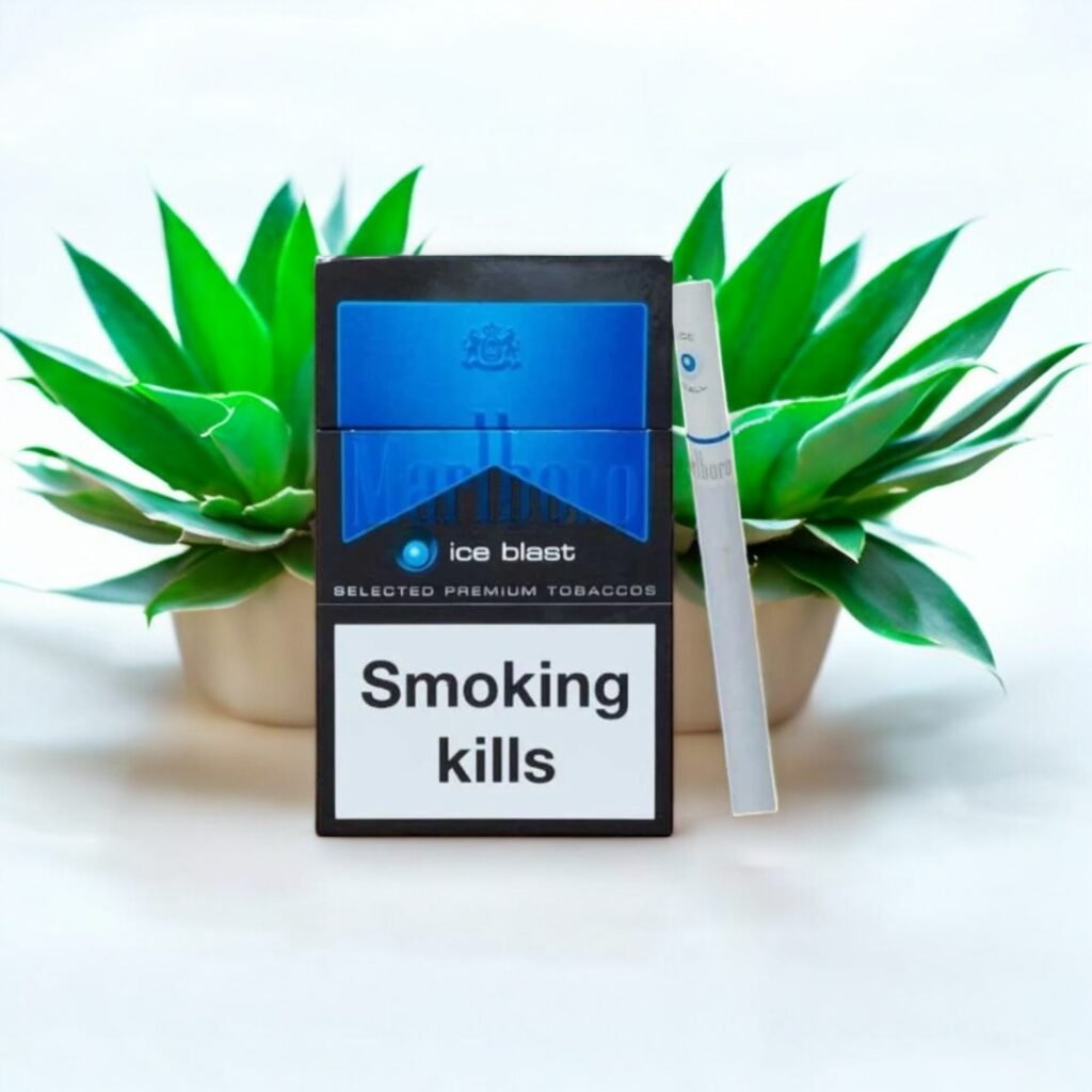 ซองบุหรี่ Marlboro Menthol (ซองอ่อน) สีเขียวสลับขาว วางบนพื้นผิวไม้พร้อมไอคอนแสดงความเย็นและคุณภาพใบยา