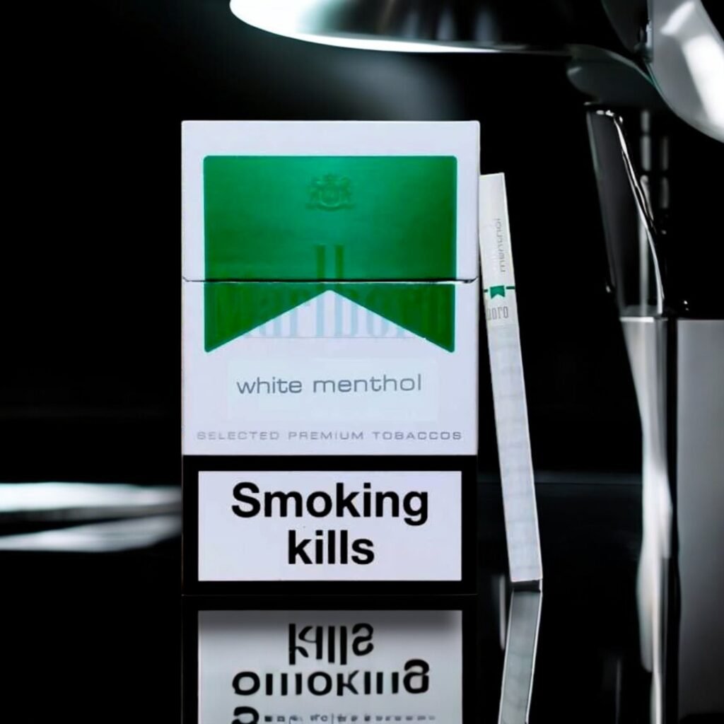 ซองบุหรี่ Marlboro Light (ซองอ่อน) วางบนพื้นผิวไม้ ดีไซน์คลาสสิก เน้นความเรียบหรู