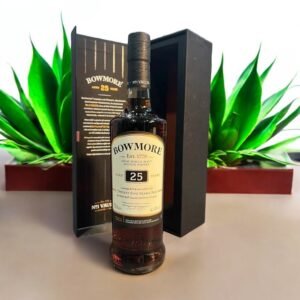 What are some reviews or opinions from whisky enthusiasts about Bowmore 25 Year Old?