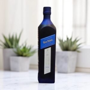 มีข้อแตกต่างใดบ้างระหว่าง Johnnie Walker Blue Label Ice Chalet กับรุ่นอื่น ๆ ของ Johnnie Walker?