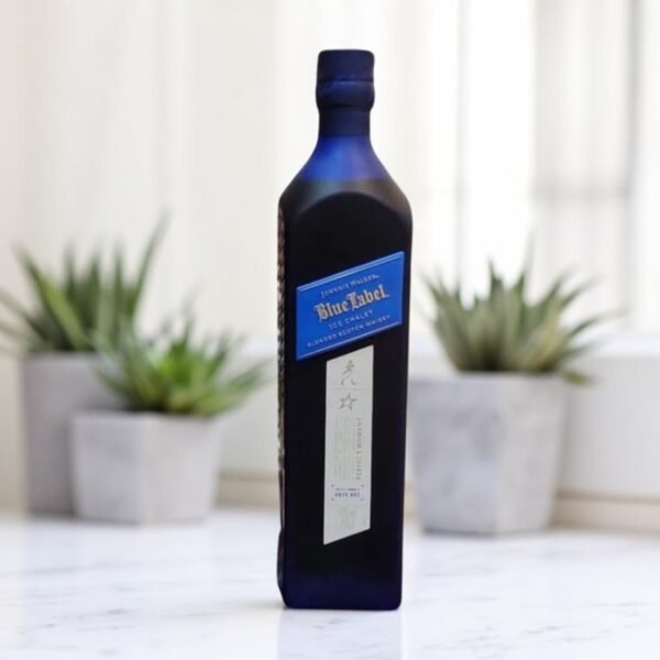 มีข้อแตกต่างใดบ้างระหว่าง Johnnie Walker Blue Label Ice Chalet กับรุ่นอื่น ๆ ของ Johnnie Walker?