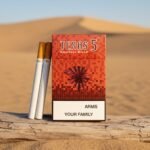 บุหรี่ Texas 5 Red Hard ซองแข็งสีแดง วางบนท่อนไม้แห้งในทะเลทราย พร้อมมวนบุหรี่หัวกรองสีส้ม