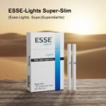 ซองบุหรี่ ESSE Lights Super Slim สีขาวฟ้า วางคู่กับมวนบุหรี่แบบสลิมบนพื้นไม้กลางทะเลทราย แสงแดดอุ่น