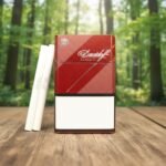 กล่องบุหรี่ Davidoff Classic สีแดงเข้มดีไซน์หรูหรา วางบนโต๊ะไม้ฉากหลังป่าไม้ธรรมชาติ