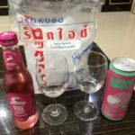 บุหรี่ ESSE Change Double Wine ซองสีน้ำเงินชมพูพรีเมียม พร้อมมวนบุหรี่วางบนโต๊ะไม้กลางป่า