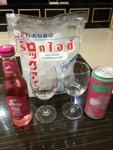 บุหรี่ ESSE Change Double Wine ซองสีน้ำเงินชมพูพรีเมียม พร้อมมวนบุหรี่วางบนโต๊ะไม้กลางป่า
