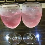 บุหรี่ ESSE Change Double Wine ซองสีน้ำเงินชมพูพรีเมียม พร้อมมวนบุหรี่วางบนโต๊ะไม้กลางป่า