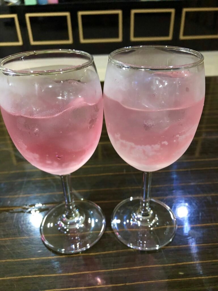 บุหรี่ ESSE Change Double Wine ซองสีน้ำเงินชมพูพรีเมียม พร้อมมวนบุหรี่วางบนโต๊ะไม้กลางป่า